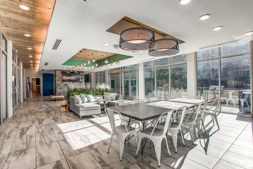 Downtown Riverwalk Hotel/Apt with Stunning Views