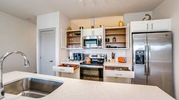 Réfrigérateur, micro-ondes, four, plaque de cuisson