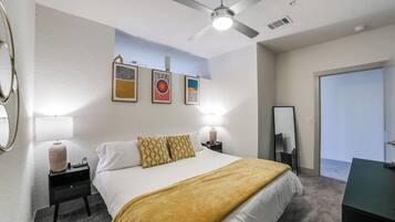 1 soveværelse, skrivebord, strygejern/strygebræt, weekendseng