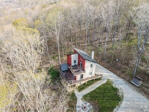 Exterior - Spacious luxury cabin with hot tub and a great view! (Logan)