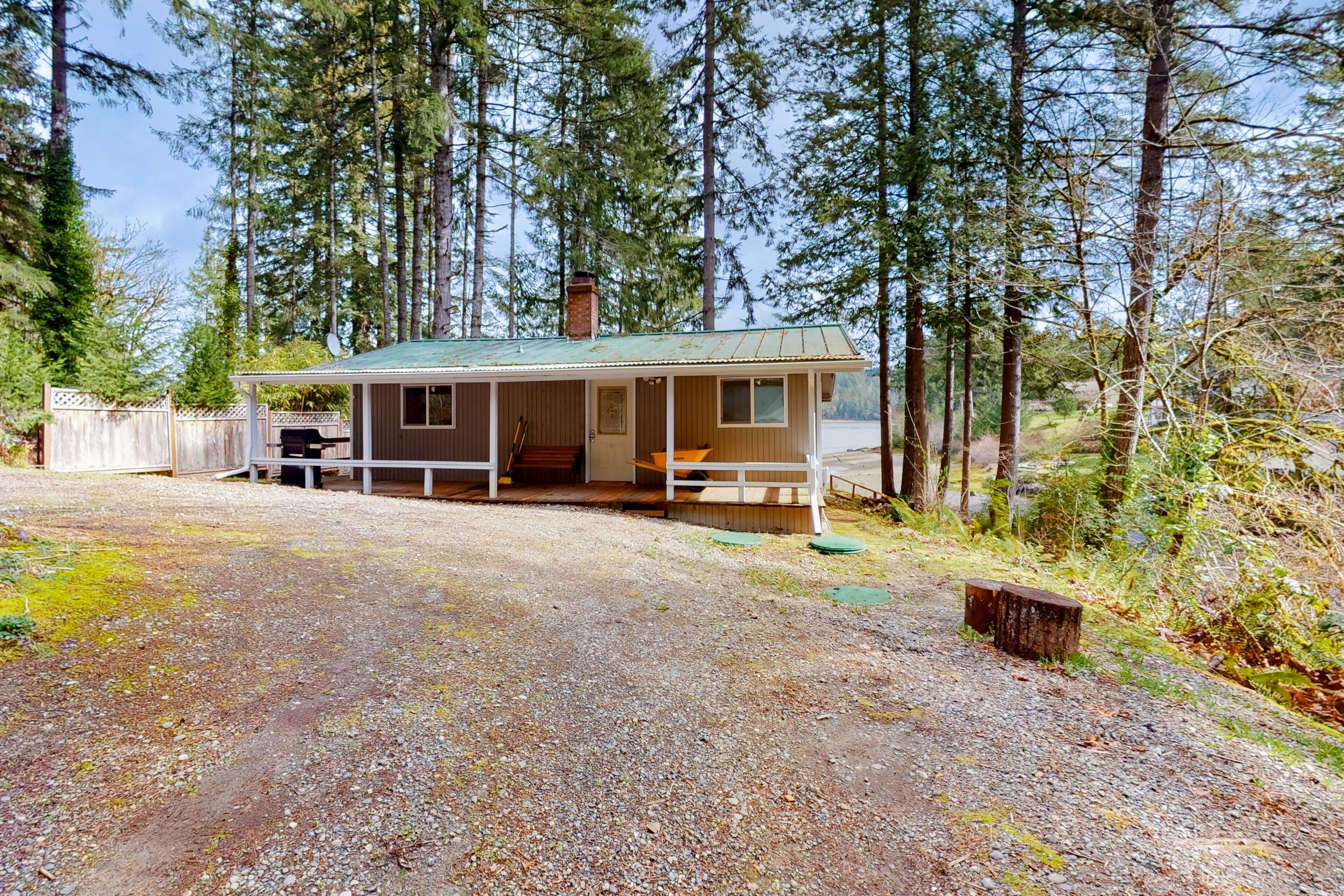 Quaint wilderness cabin with firepit, deck, grill, & washer/dryer - dog-friendly
