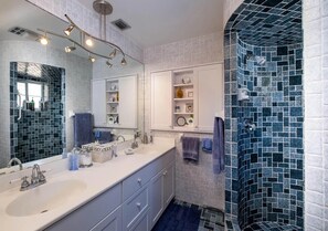 Shower, jetted bath, hair dryer, towels - Fabulous Island Getaway! Easy access to Florida Bay, Private Beach,  Elevator (Islamorada)