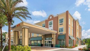 A hotel with a covered entrance, multiple floors, and a sign indicating "Comfort Suites." - Comfort Suites St. Augustine Historic District Area (St. Augustine)