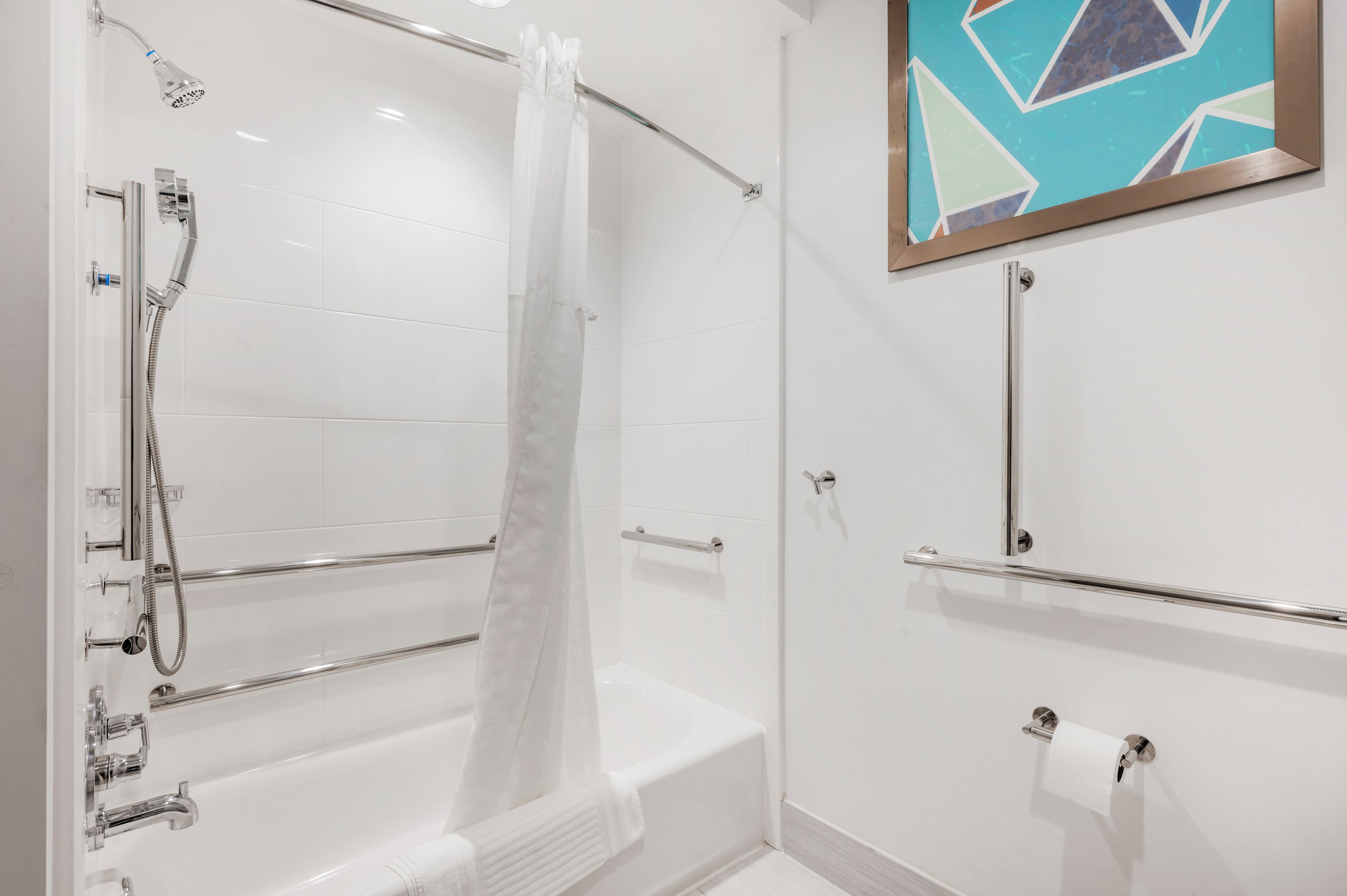 Un baño moderno con bañera, ducha e inodoro.