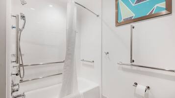 Un baño moderno con bañera, ducha e inodoro.