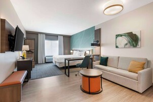 Roupas de cama premium, escrivaninha, espaço de trabalho para notebook