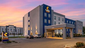 A Comfort Suites hotel with a modern design, featuring a large entrance and multiple parking spaces. - Comfort Suites Richmond East (Richmond)