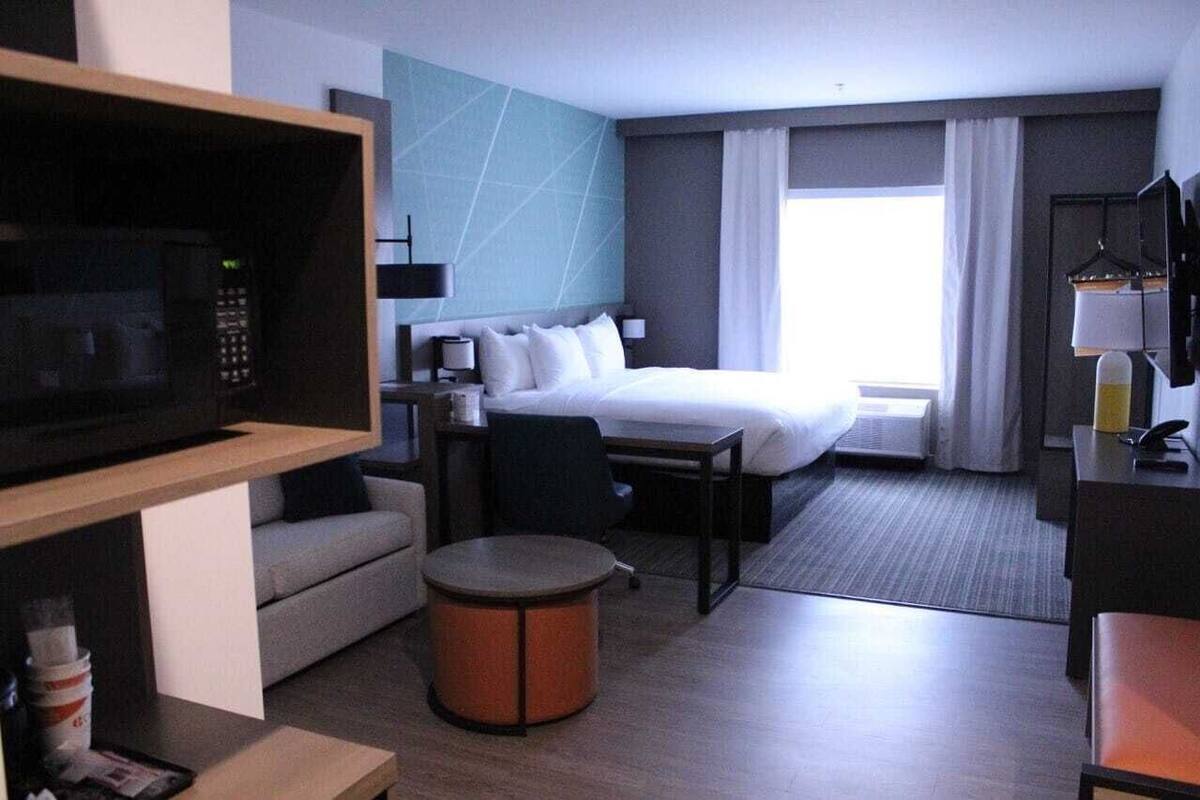 高級寢具、書桌、筆電工作空間、遮光布/窗簾