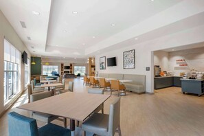 Free daily buffet breakfast - Comfort Suites Richmond East (Richmond)