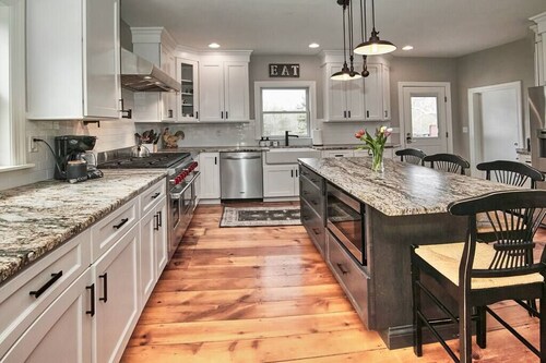 Farmhouse for Christmas?! Awesome Kitchen to cook in!