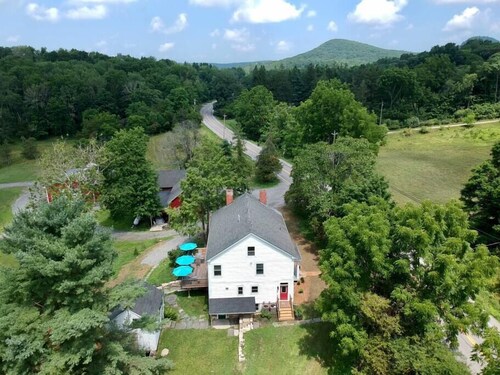 Cozy studio on 36 acres close to everything in Warwick