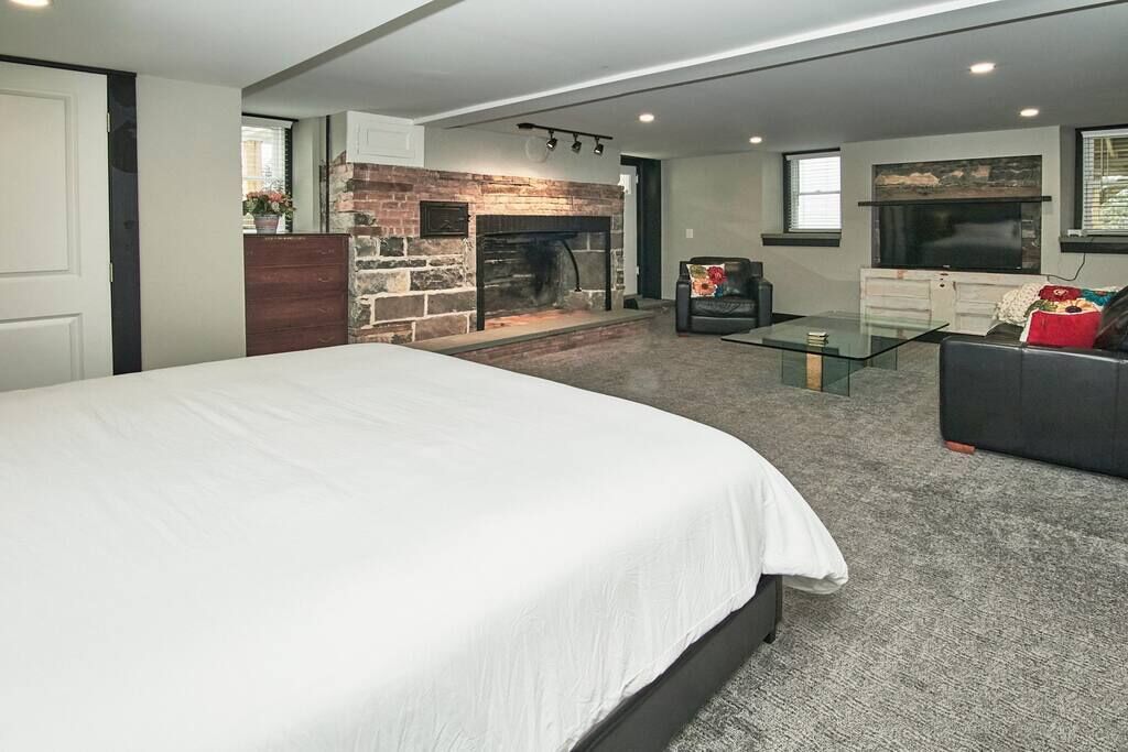 Craftsman Hideaway at the 1841 Farmhouse