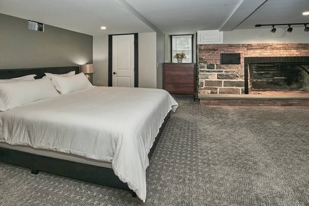 Craftsman Hideaway at the 1841 Farmhouse