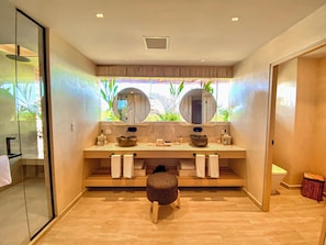 A modern bathroom with a large mirror, two sinks, and a wooden stool. - Hotel Shibari Tulum (Tulum)