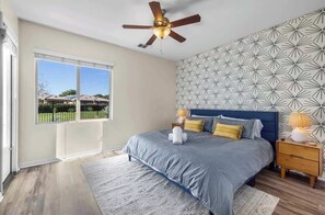 2 chambres, bureau, fer et planche à repasser, lit parapluie