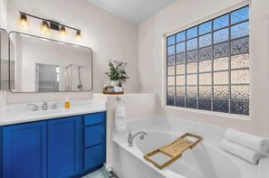 Shower, hair dryer, towels, shampoo - Cactus Cove! 2 Bed/2.5Bath/Pool/Spa/Sleeps 8 (Indio)