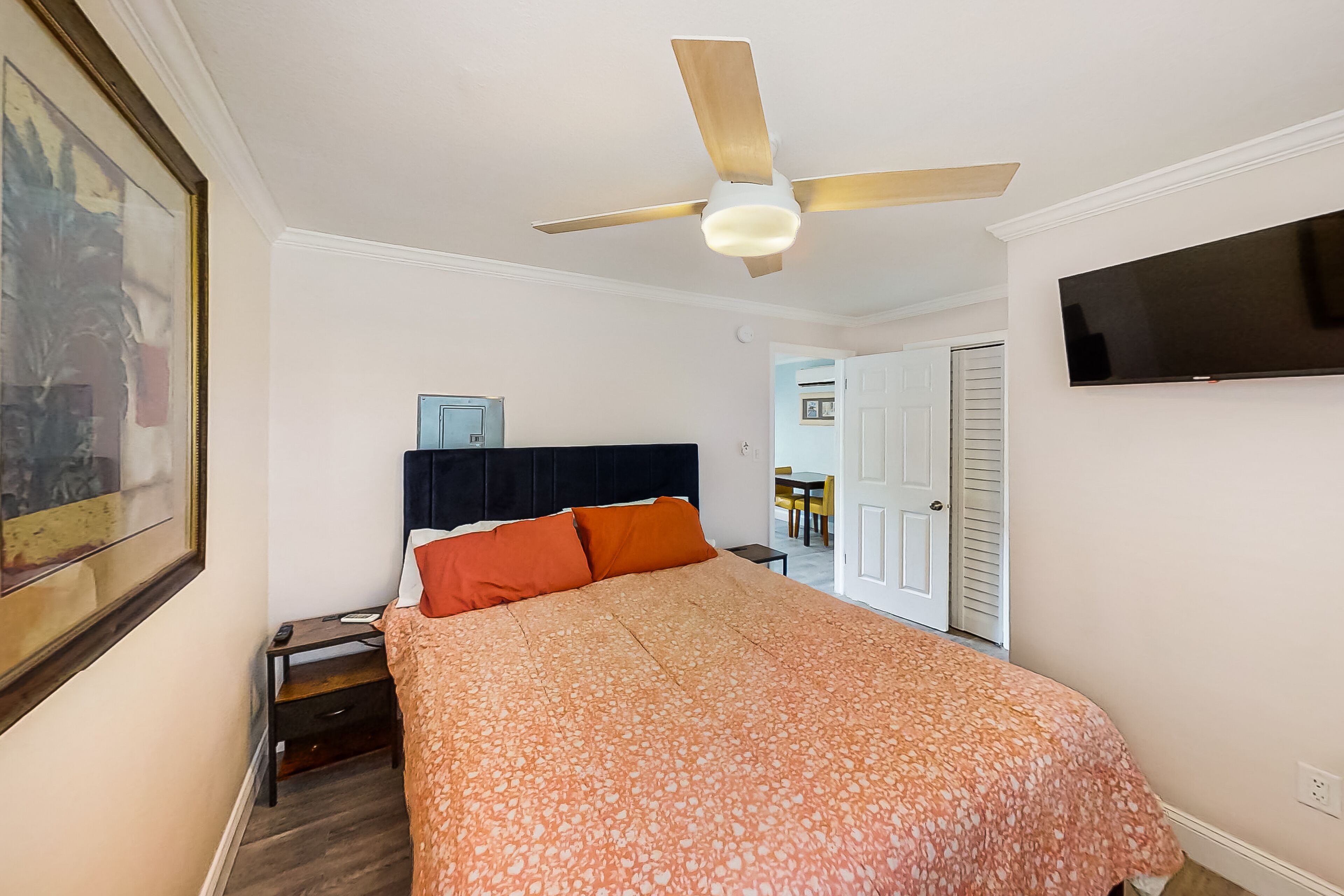 Amazing condo with outdoor pool, dock, W/D, kitchenette, AC, streaming