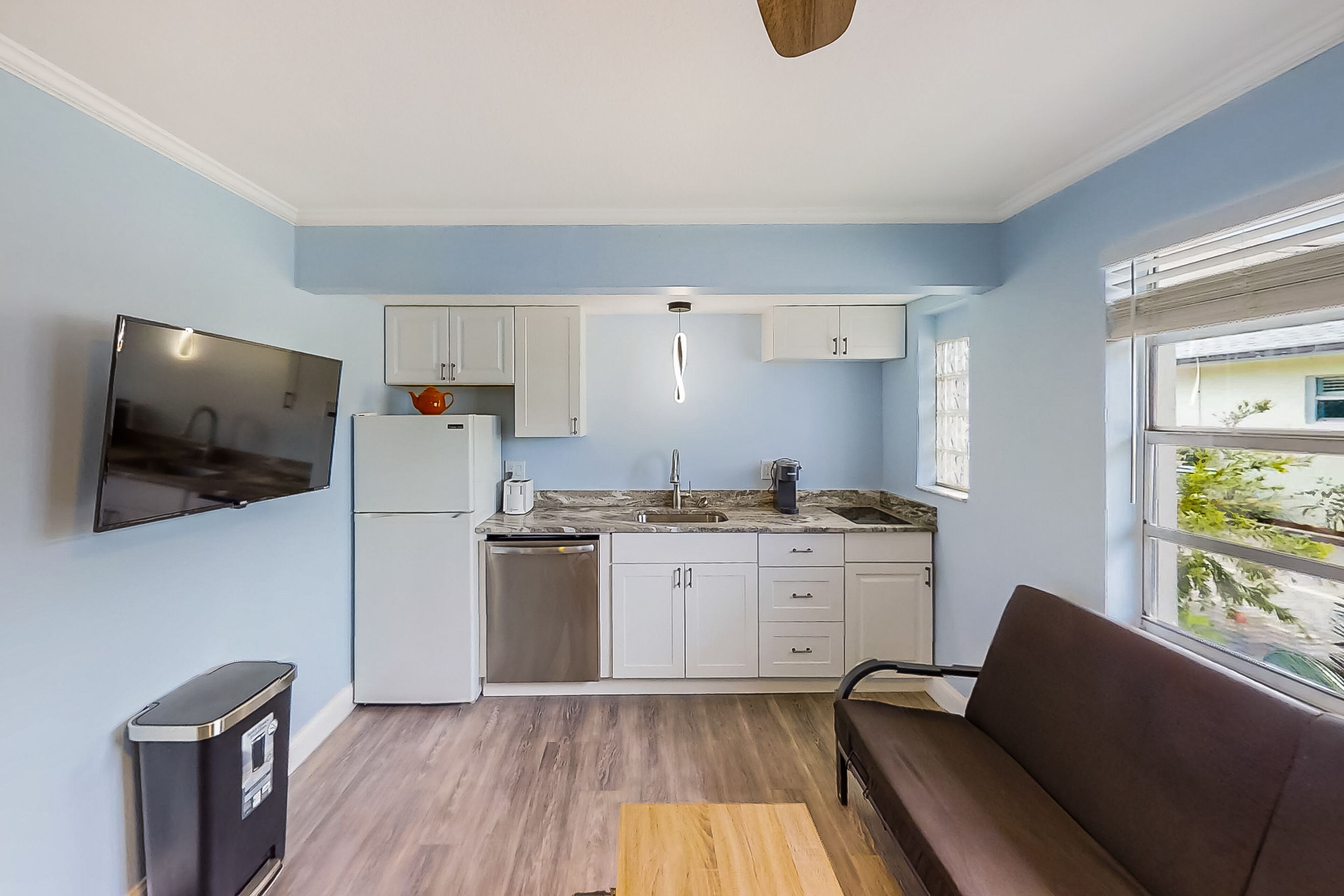 Amazing condo with outdoor pool, dock, W/D, kitchenette, AC, streaming