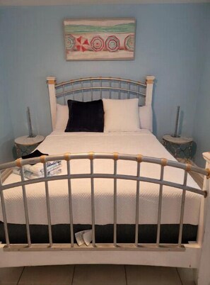 2 soverom, strykejern/-brett og sengetøy