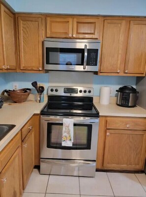 Private kitchen - Charming & Cozy 2-bedroom (Gainesville)