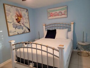 2 bedrooms, iron/ironing board, bed sheets - Charming & Cozy 2-bedroom (Gainesville)