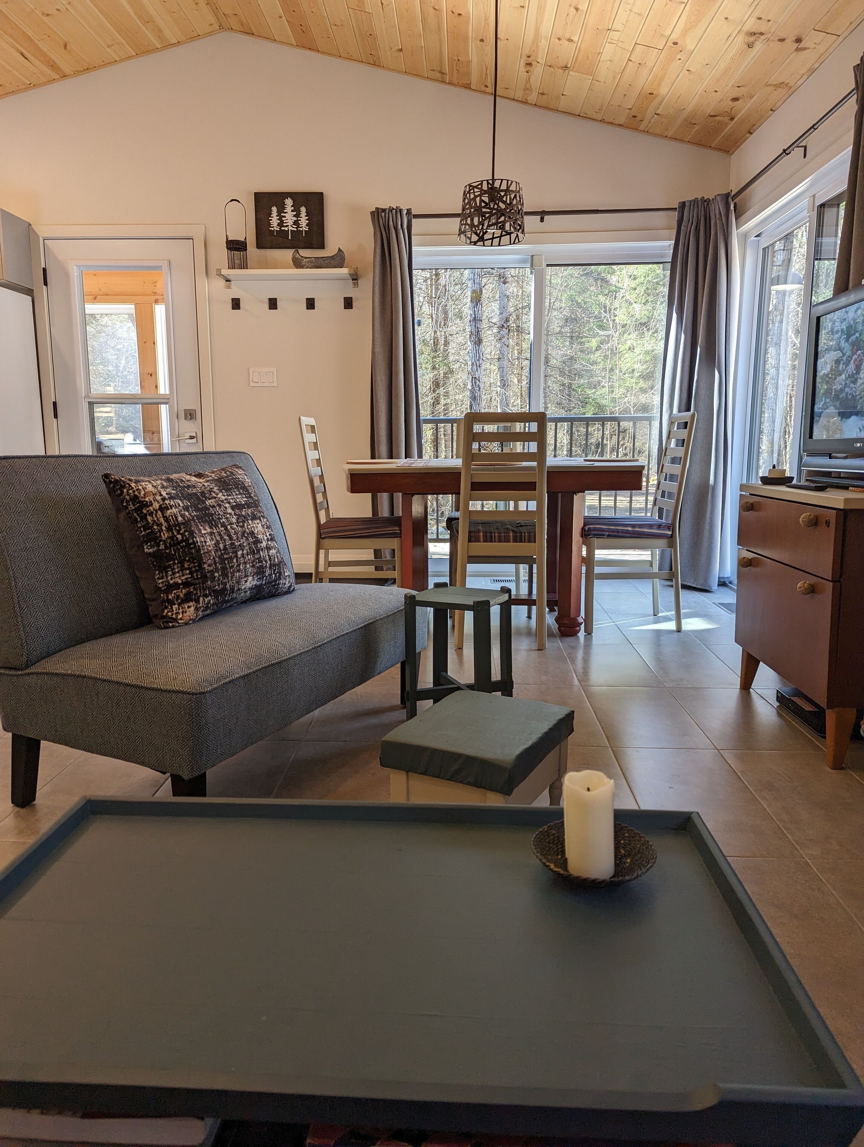 Private new 4 season oasis nestled amongst the trees close to Haliburton Village