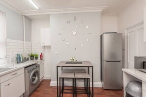 Fridge, microwave, oven, stovetop - Beautiful 7-Bed house in Leeds (Leeds)
