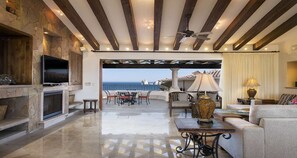 تلفزيون ذكي، مدفأة، ألعاب فيديو، مشغل دي في دي