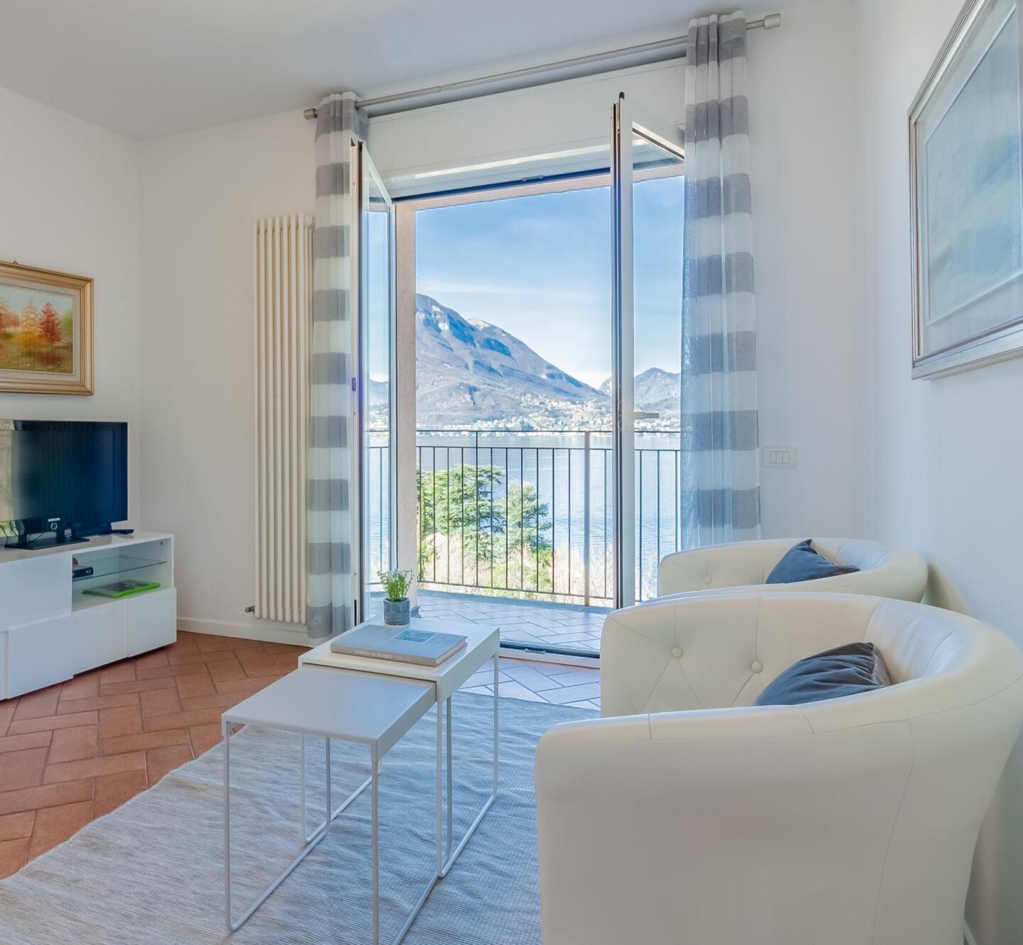 Flower House With Lake View - RS