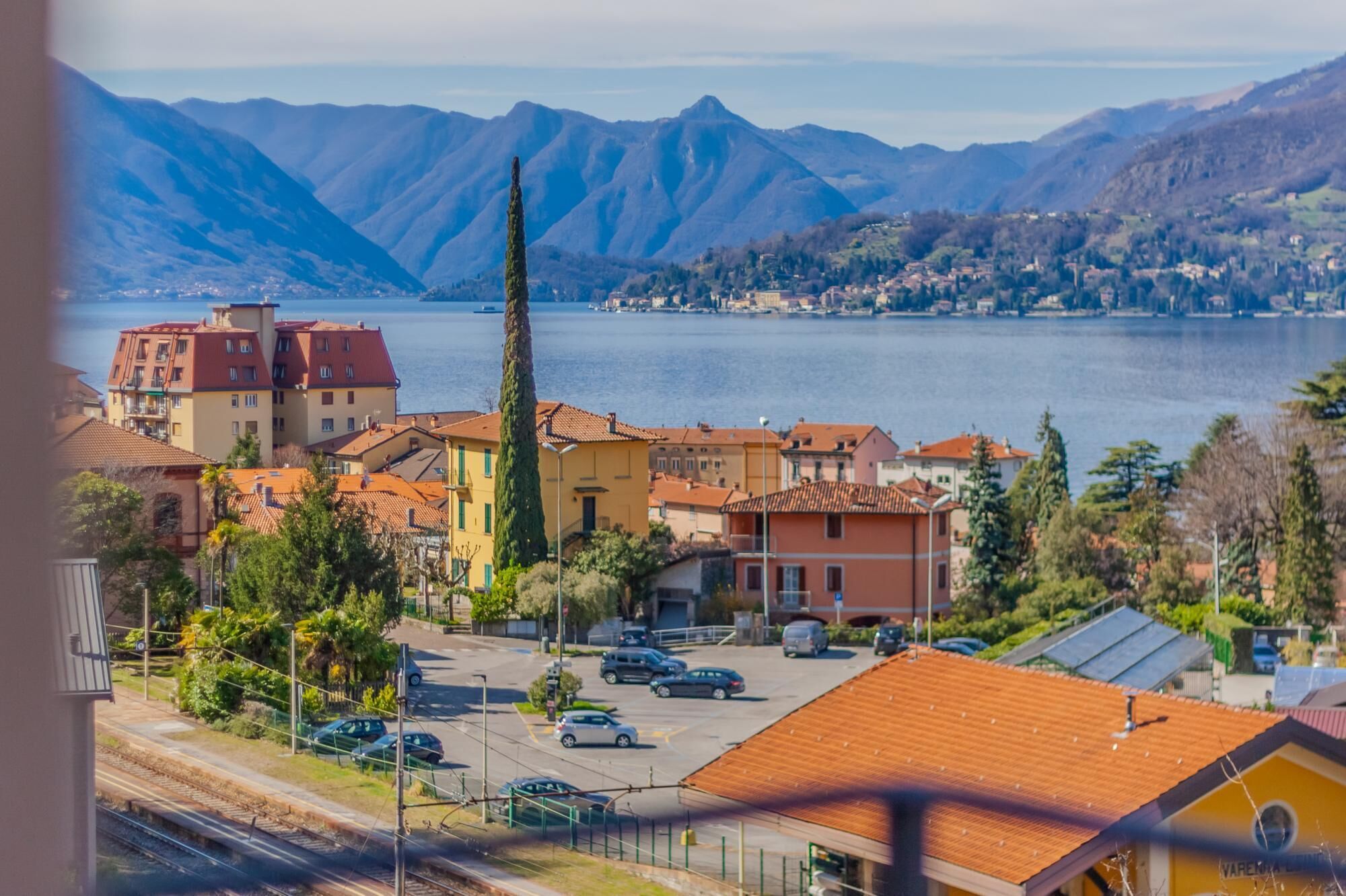 Flower House With Lake View - RS