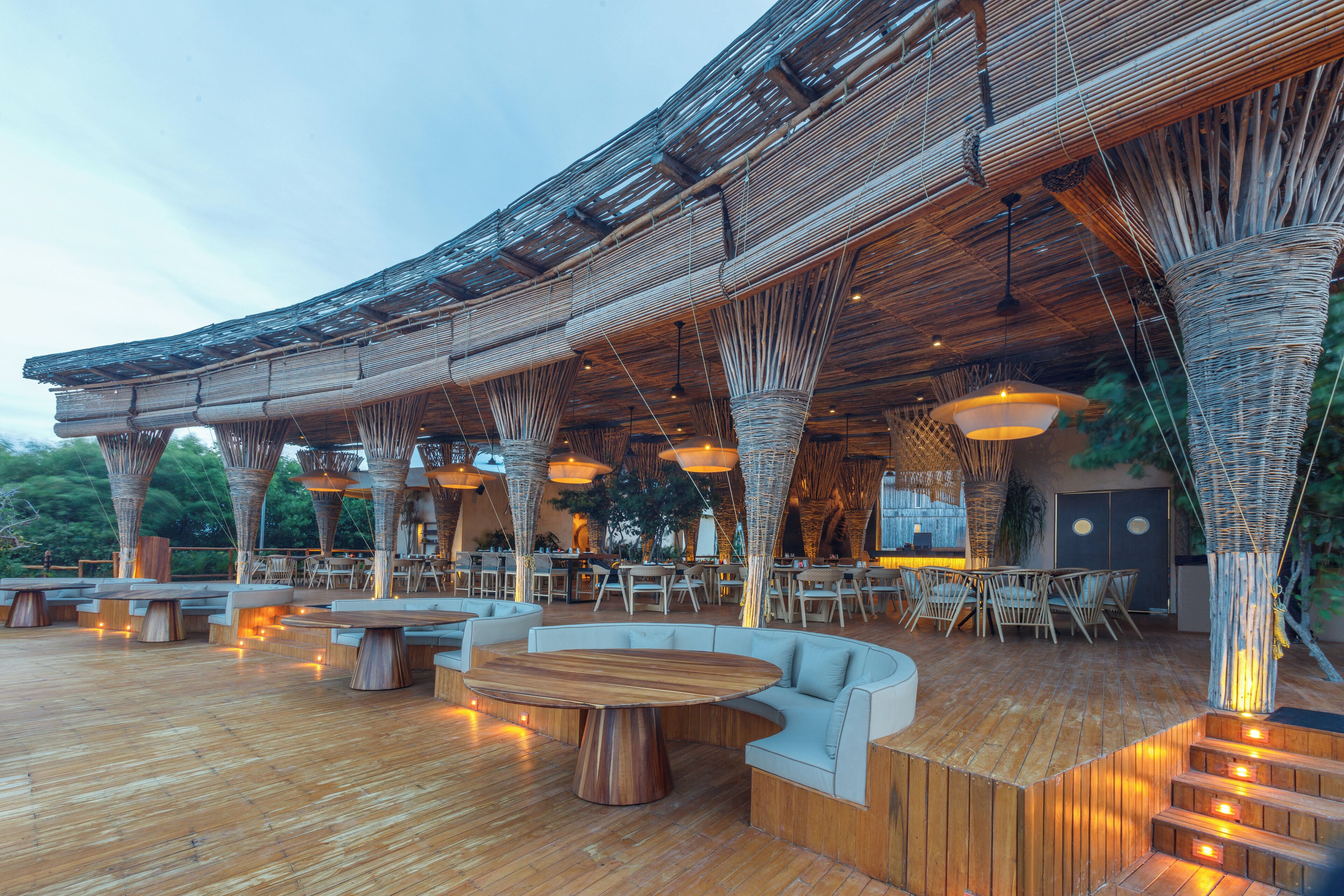 Serveert ontbijt, diner, brunch, internationale gerechten 