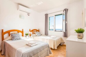 3 bedrooms, WiFi, bed sheets - Villa San Jose by Villa Plus (Cala en Porter)