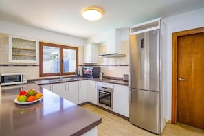 Microwave, dishwasher, coffee/tea maker - Villa Fayna by Villa Plus (Puerto del Carmen)