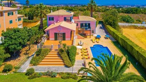 A two-story house with a swimming pool, outdoor seating, and a view of the sea. - Villa Daisy by Villa Plus (Lagos)