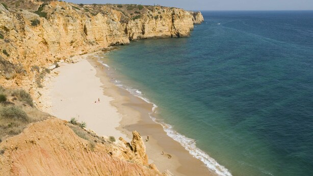 A coastal beach with a sandy shore and rocky cliffs. - Villa Daisy by Villa Plus (Lagos)