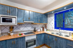 Four à micro-ondes, lave-vaisselle, cafetière-théière