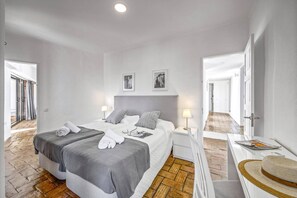 5 bedrooms, iron/ironing board, free WiFi, bed sheets