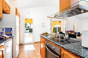 Microondas, lavavajillas y cafetera y tetera 