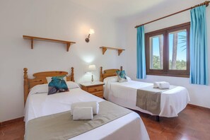 3 bedrooms, iron/ironing board, WiFi (free), bed sheets