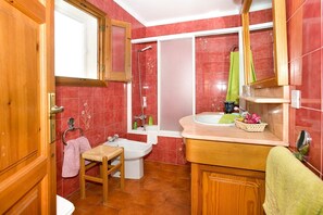 Hair dryer, towels - Villa Conxa Bisanyes by Villa Plus (Mallorca)