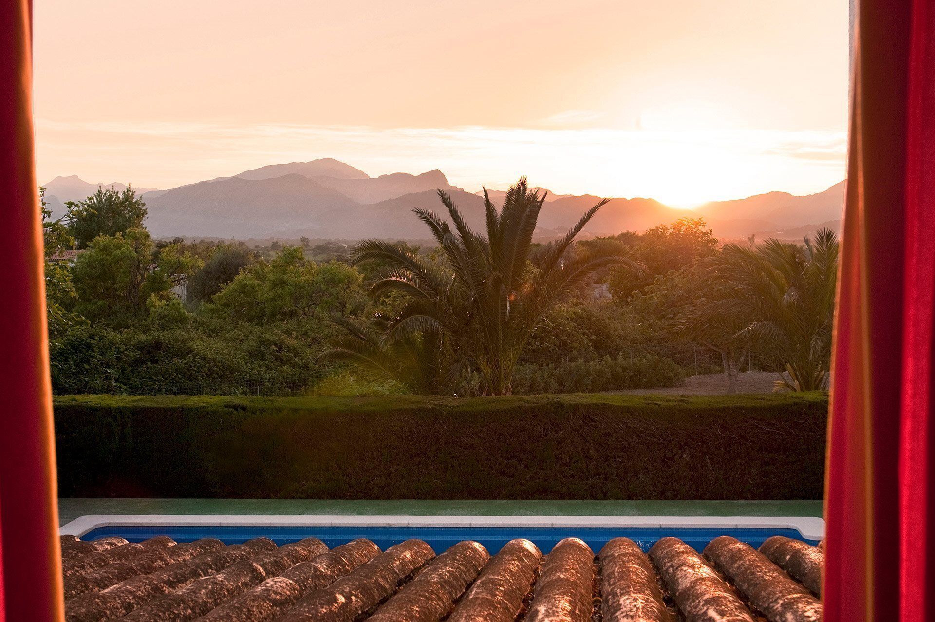 Une vue sur la piscine, avec des montagnes en arrière-plan et un ciel dégagé.