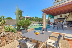 Outdoor dining - Villa Conxa Bisanyes by Villa Plus (Mallorca)