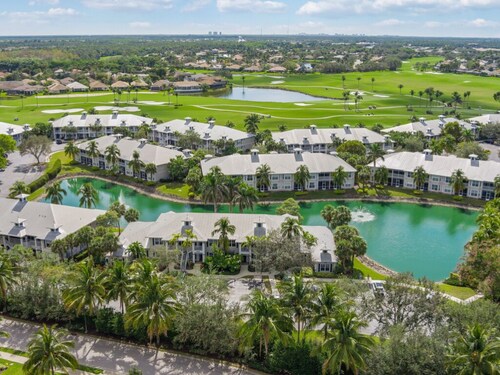 Lely Greenlinks 2nd Floor - on Golf Course, Minutes from Beaches, Downtown!