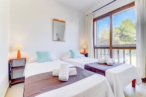 4 chambres, fer et planche à repasser, accès au Wi-Fi (inclus)