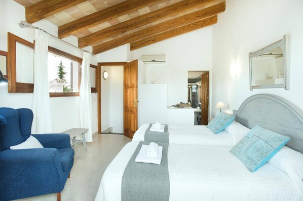 3 bedrooms, iron/ironing board, free WiFi, bed sheets