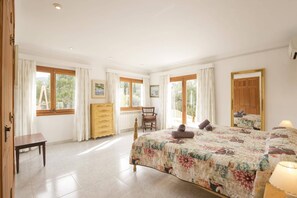 5 bedrooms, iron/ironing board, free WiFi, bed sheets