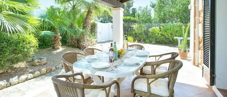 تناول الطعام بالخارج