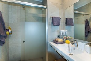 Hair dryer, towels - Villa Oms by Villa Plus (Mallorca)