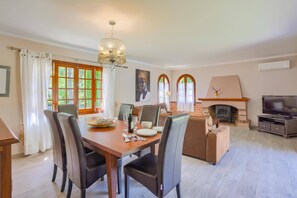 Dining - Villa Pinos by Villa Plus (Mallorca)