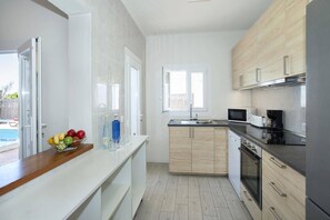 Wasserkocher mit Kaffee-/Teezubehör, Kühlschrank, Mikrowelle